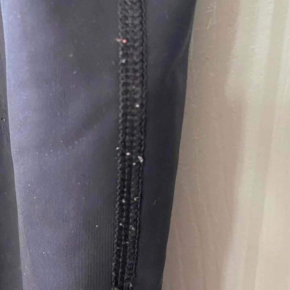 Under Armour HeatGear Black Capri Workout Pants/Leggings w/ Hot Pink Stripes (M) - Picture 6 of 6